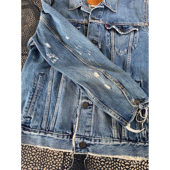 Vintage Y2K Levis denim jacket with a distressed, worn-in look Size XL - Picture 3 of 10